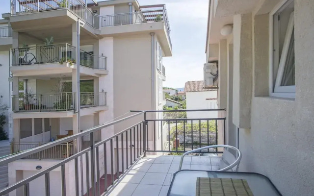 Chic Studio Flat With Balcony Near Beach in Tivat