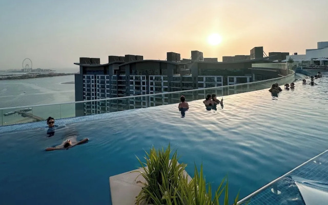 Infinity Pool and Beachfront Apartments - Seven Palm