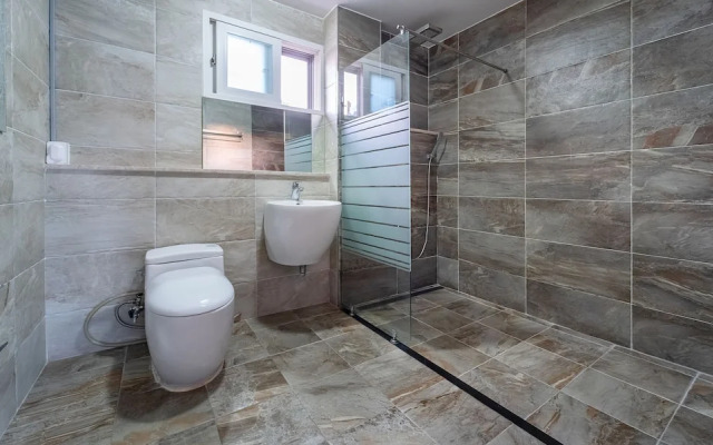Pohang Pinewave Sea & Spa Pension