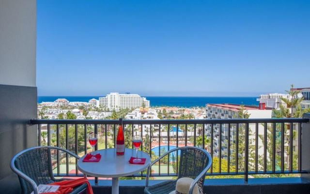 926. Seafront Studio with Fabulous View of Las Americas