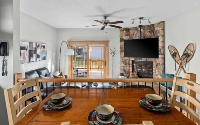 SPACIOUS 3,000 sq2 Luxury Home | PRIVATE Pool & Hot Tub | STEPS to Kinsmen Beach