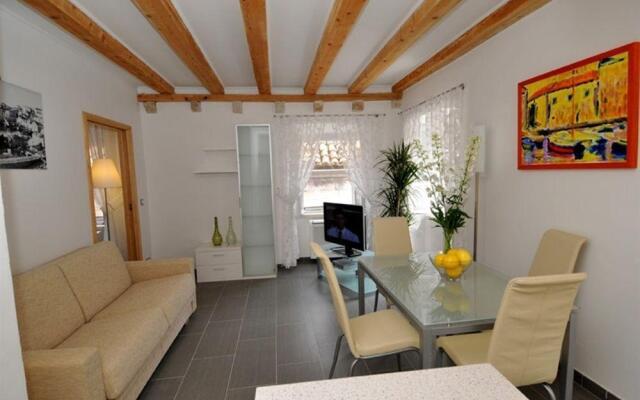Steps Old Town Apartments by Irundo