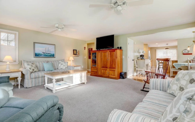 Westerly Retreat ~ 1/4 Mi to Private Beach!