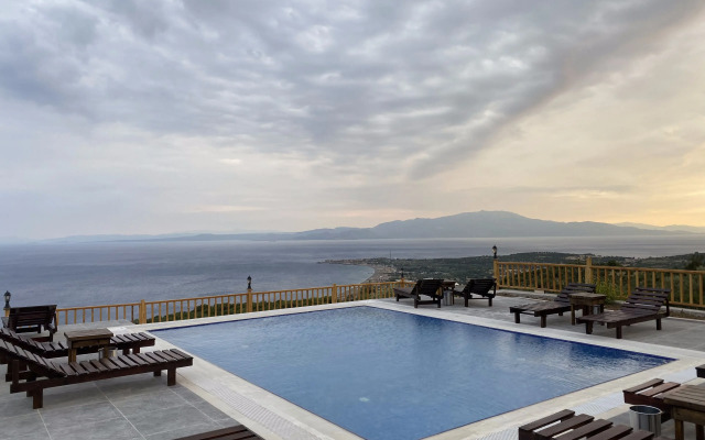 Assos Karadut Taş Otel