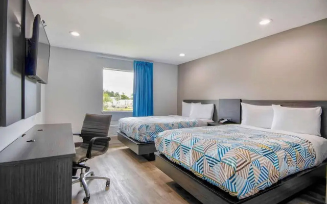 Econo Lodge Inn & Suites