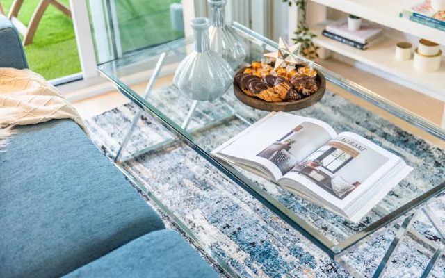 QuickStay - Premium 2-Bedroom with CN Tower & Lake Views