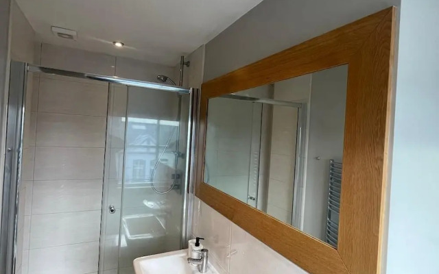 Modern Two Bedroom Apartment in Fulham by Sojo Stay