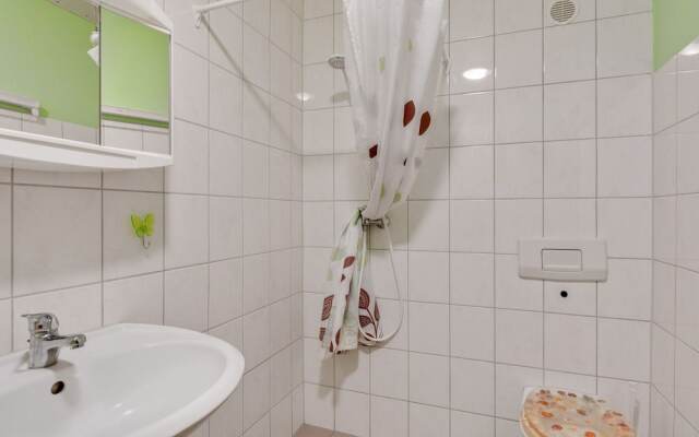 Cozy Apartment near Sea in Warin