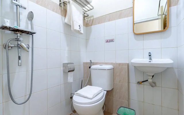 RedDoorz Plus @ Komplek ABC Batu Aji Batam