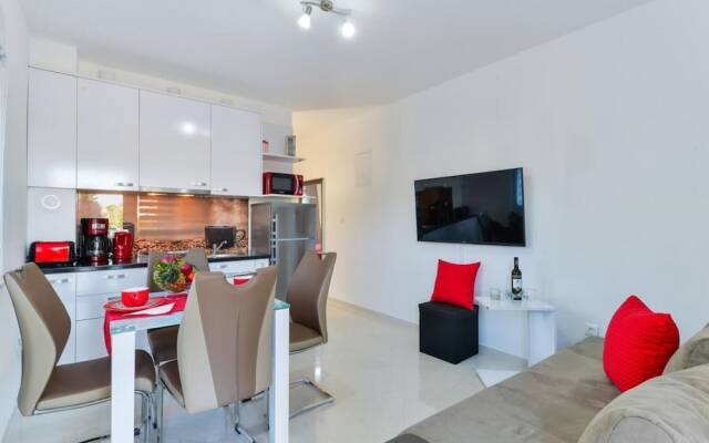 Alluring Apartment in Vir near Sea Beach