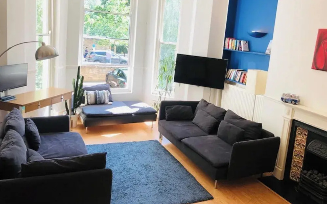 1 Bedroom Flat Sleeps 4 -free Onsite Parking -wifi