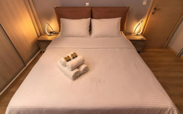 Luxury suite 10’ from the center