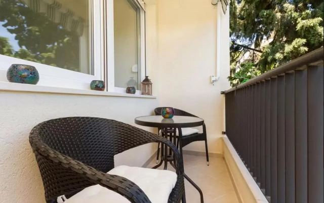 Apartment Put Meja
