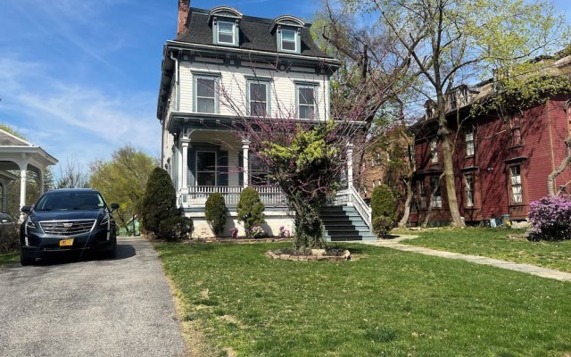 2Br Private Victorian Apartment in Convenient City Location on .5 Acre, Sleeps 5