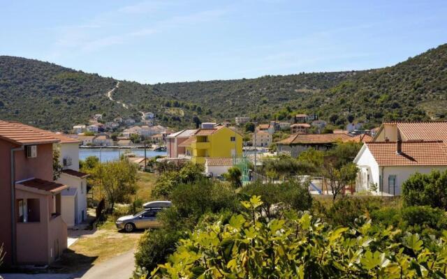 Lovely 2-bed Apartment in Vinisce, Close to Beach