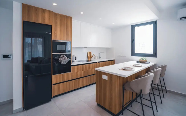 Elegant 2-bedroom Apt With Private Terrace