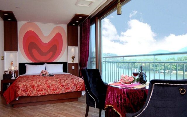 Moonlight Blue Pension