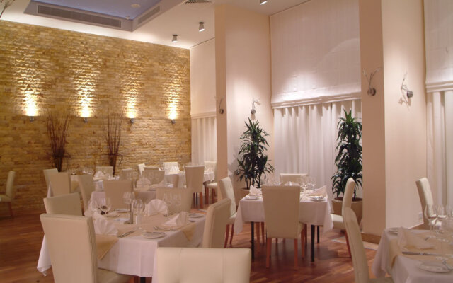 Europa Plaza Hotel