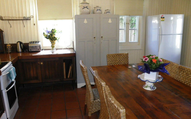 Pacific Heights Holiday Apartments and Munn’s Tower House