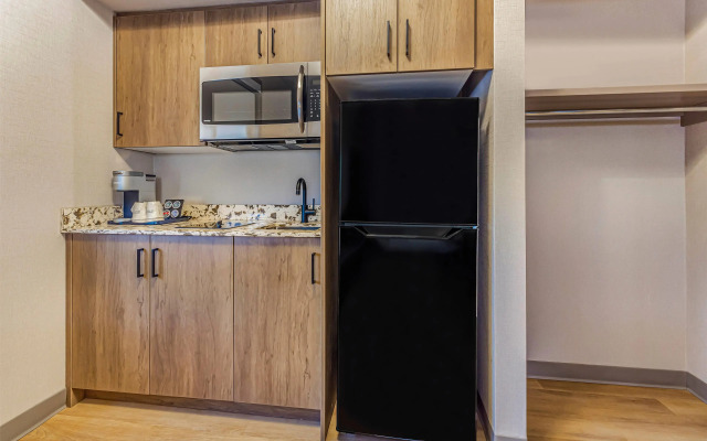 Days Inn & Suites by Wyndham West Edmonton