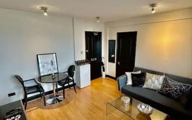 Vive Unique - Chelsea Cloisters Apartment