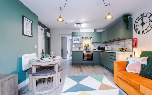 NEW Stylish 1-bed Flat Great Location Sleeps 4