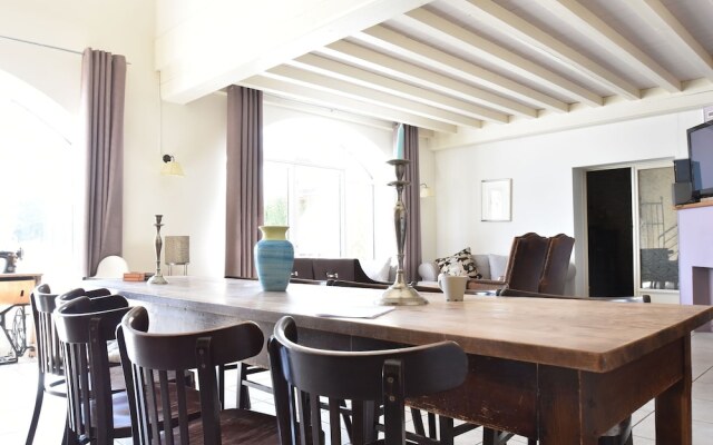 Spacious Mansion in Vinzelles with Swimming Pool