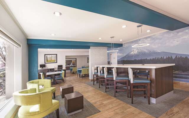 La Quinta Inn & Suites by Wyndham Central Point - Medford
