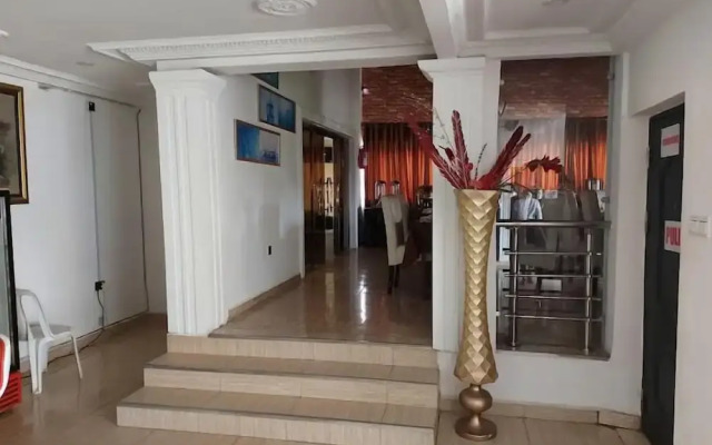 Hale Manor Exquisite