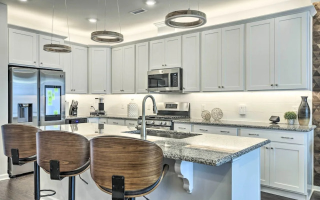 Tasteful Durham Townhome - 6 Mi to Downtown!