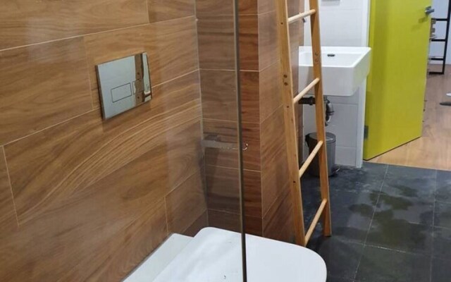 THE Roezetta1 Luxury Stylish Unit, Walk TO City