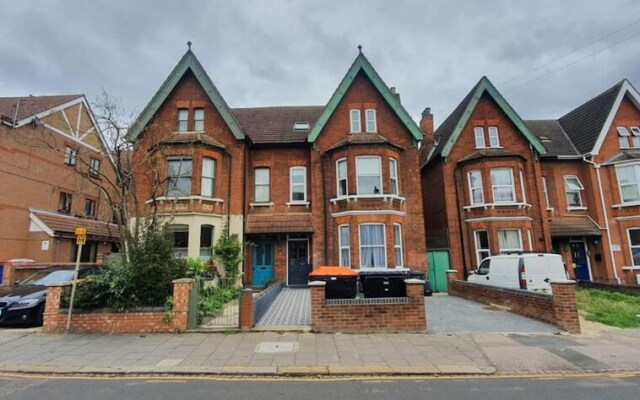 Comfortable 2BR Apartment in Bedford