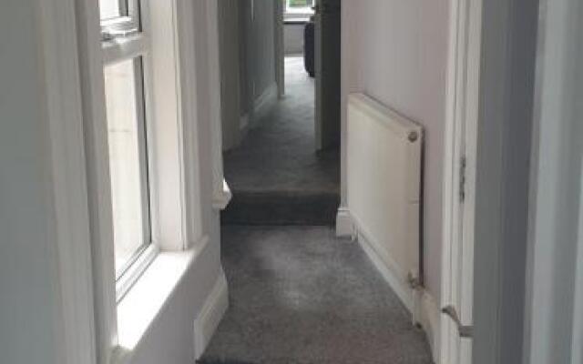 Modern 2 bed apartment with parking