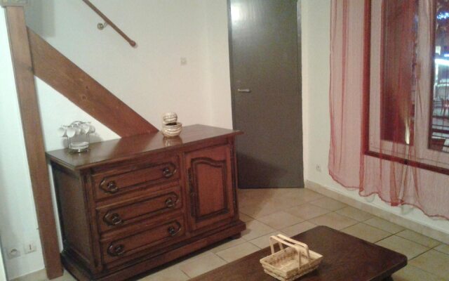 House With 2 Bedrooms in Mèze, With Wonderful City View and Balcony -