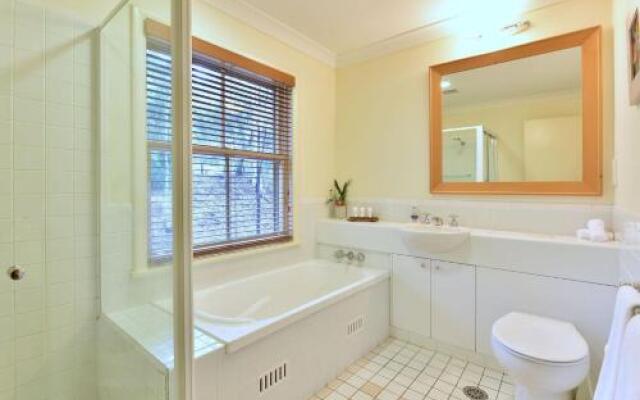 Villa Shiraz Located Within Cypress Lakes