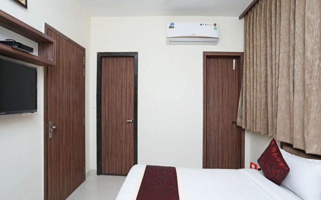 OYO 10326 Hotel The Indra INN