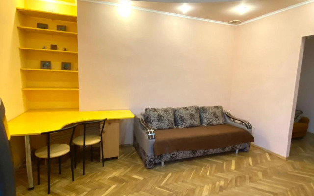 Apartment on Zaliznychna street