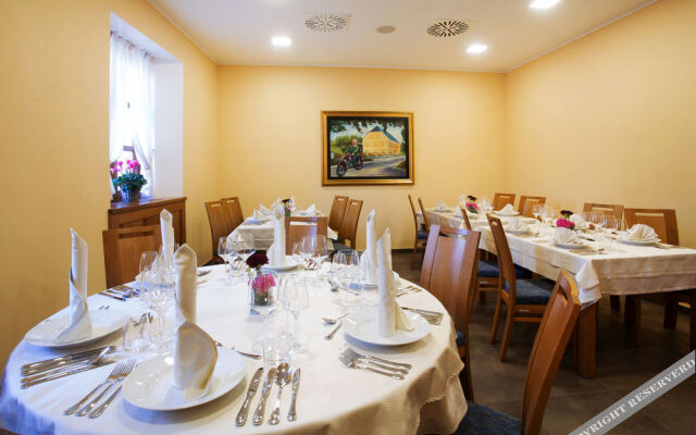 Hotel and guest house Triglav Dobrna
