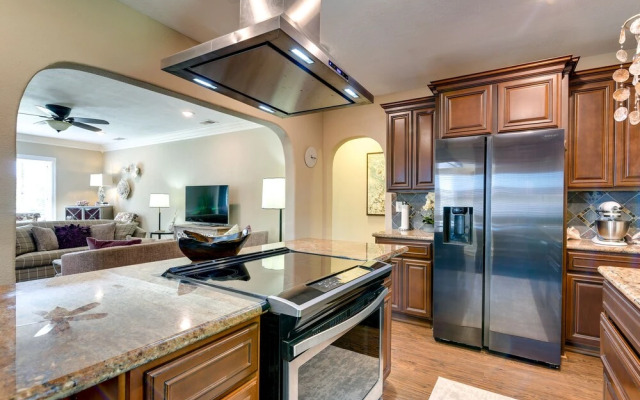 2 Mi to Beach: Galveston Vacation Rental!