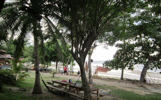 Floras Dive And Resort