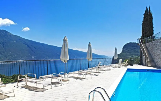 La Quiete 07 lake view Apartment by Gardadomusmea