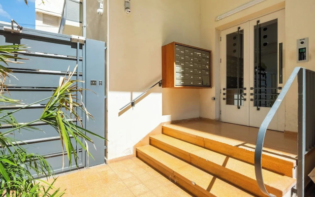 Shenkin Eclectic Blue Apt by Sea N' Rent