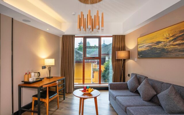 Wandering Around Xiangshan Hotel