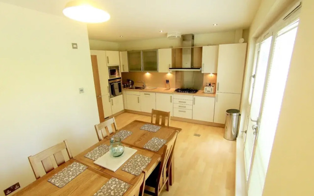 Charming 4 Bedroom Apartment by Royal Botanic Garden