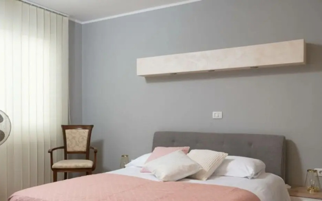 Donatella -apt 1- 10m van het Strand