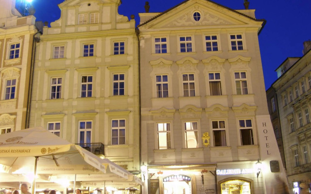 Old Town Square Residence by Emblem