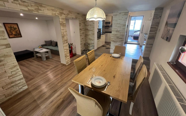 Priestranný dom v tichej časti mesta Levice.