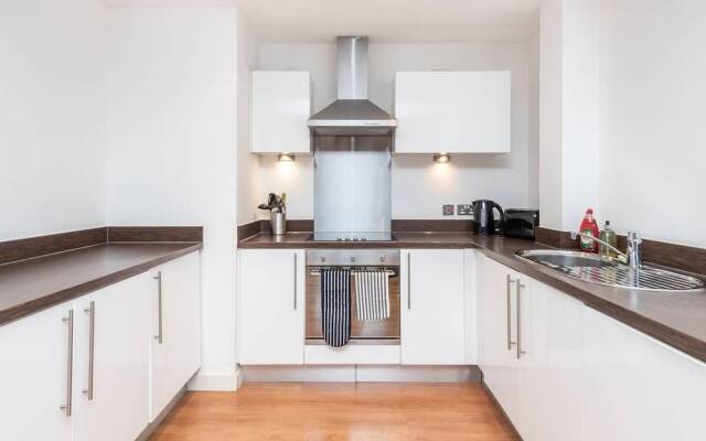 Stunning 2BR Waterside Apartment Close to Station
