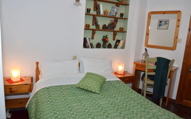 To Balcony tis Agorianis