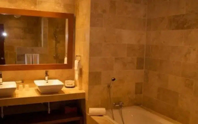 Directly On Beach ,best Location, Center Of Town